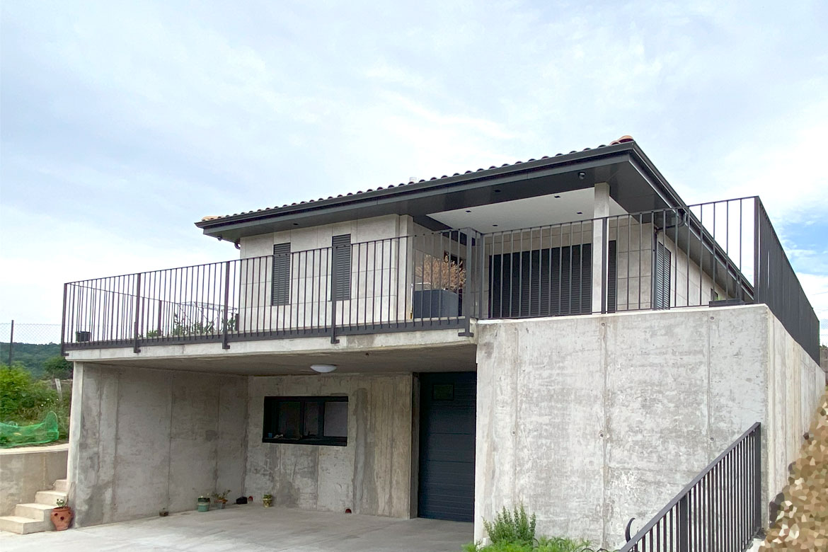 Casa prefabricada con garaje subterráneo.